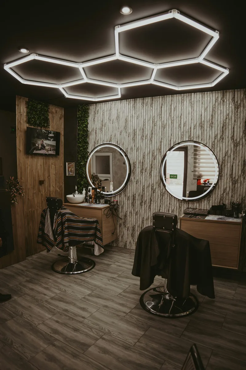 Zona de sillones y espejos de la peluquería