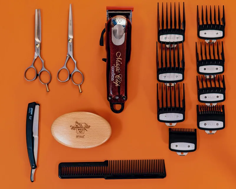 Herramientas de peluquería: tijeras, peines y secador